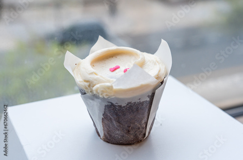 Obraz na płótnie Closeup chocolate cupcake with a vanilla buttercream frosting w salonie