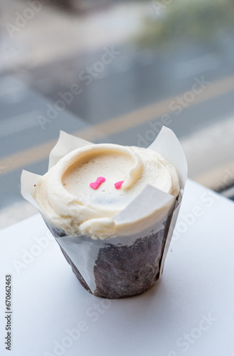 Obraz na płótnie Closeup chocolate cupcake with a vanilla buttercream frosting w salonie