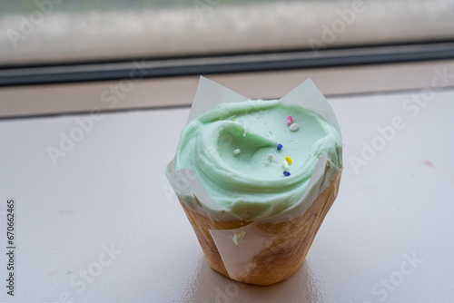 Obraz na płótnie Closeup fancy cupcake, green frosting over vanilla cupcake w salonie
