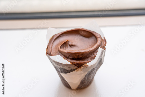 Obraz na płótnie Closeup double chocolate cupcake, the chocolate frosting over chocolate cupcake. w salonie