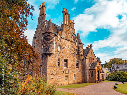 Castillo en escocia en un día soleado con arboles y jardines photo