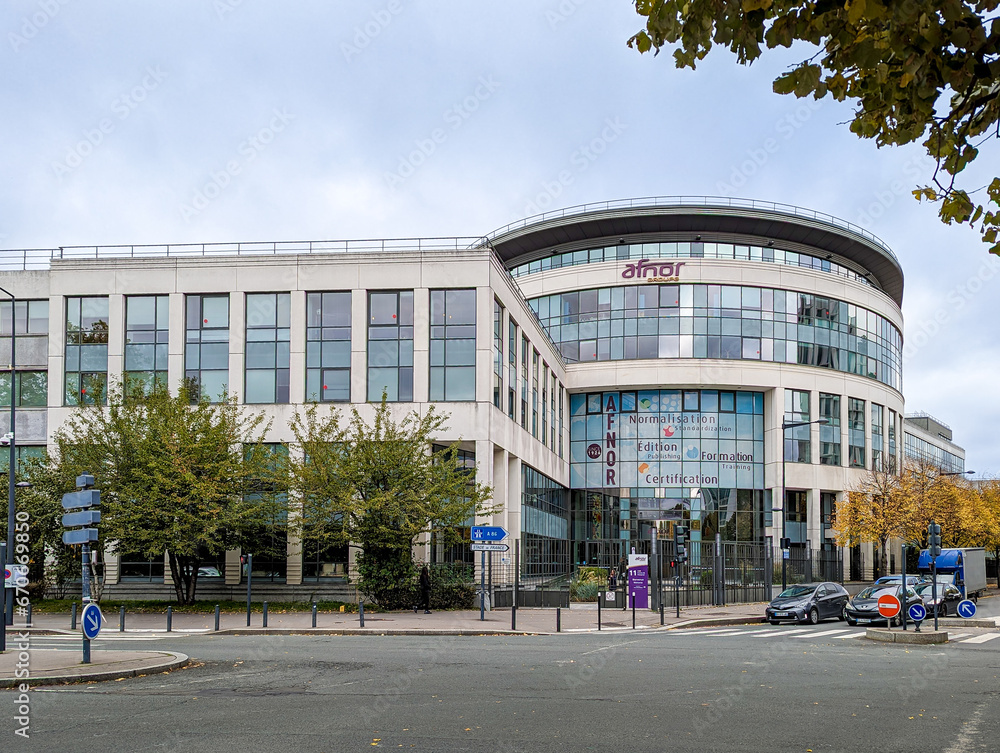 Saint-Denis, France - 31 octobre 2023: Vue extérieure du siège social d ...
