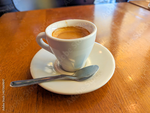 Café expresso traditionnel servi dans une tasse blanche sur la table d'un bistro parisien