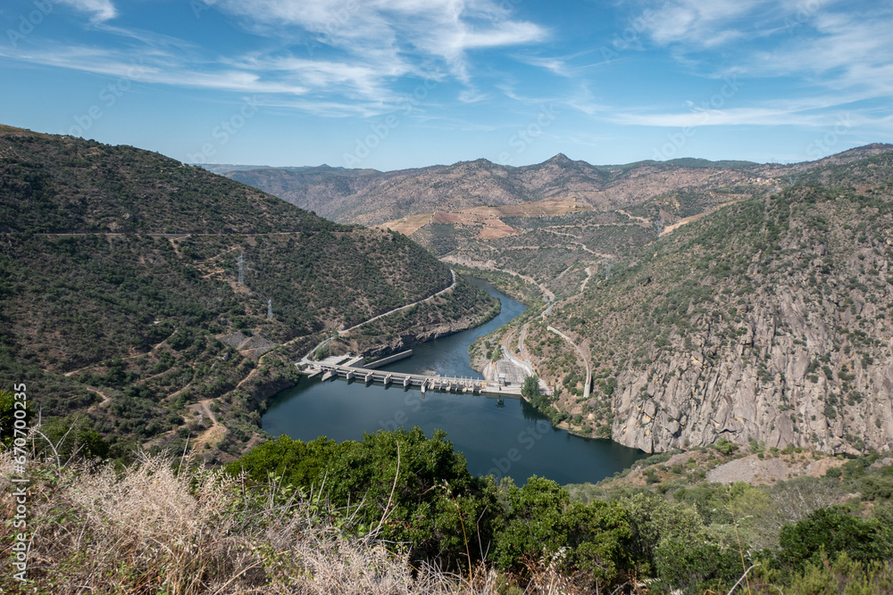 Entre montes e montanhas a barragem hidroelétrica da Valeira sobre o rio Douro em Portugal