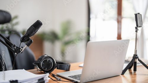 Foto Digital technology equipment with laptop and microphone for recording audio podc