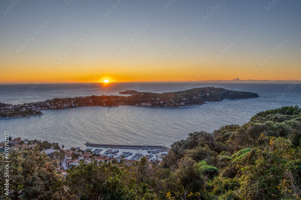 Lever de soleil sur la presqu'île du Cap Ferrat sur la Côte d'Azur