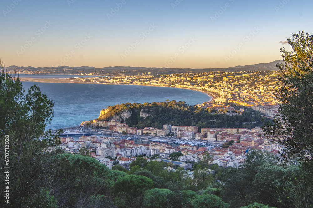 Panorama sur Nice et la colline boisée du château depuis le mont Boron