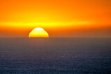 Coucher de soleil sur la mer à l'horizon