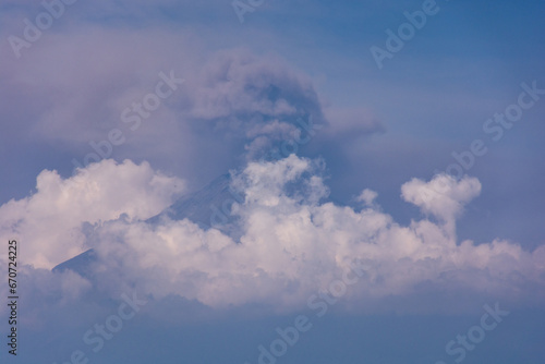Hermoso paisaje del volcán Popocatépetl con fumarolas y entre nubes, volcán en el estado de Puebla.