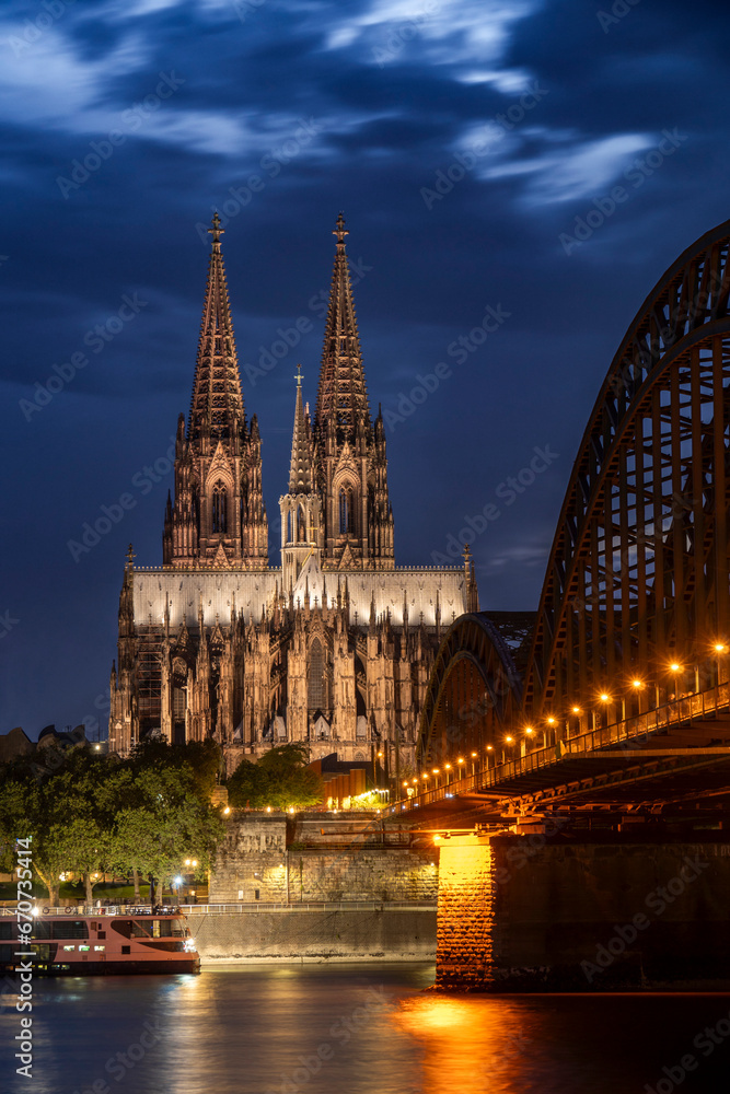 Naklejka premium Cologne Cathedral and Hohenzollern Bridge in the evening