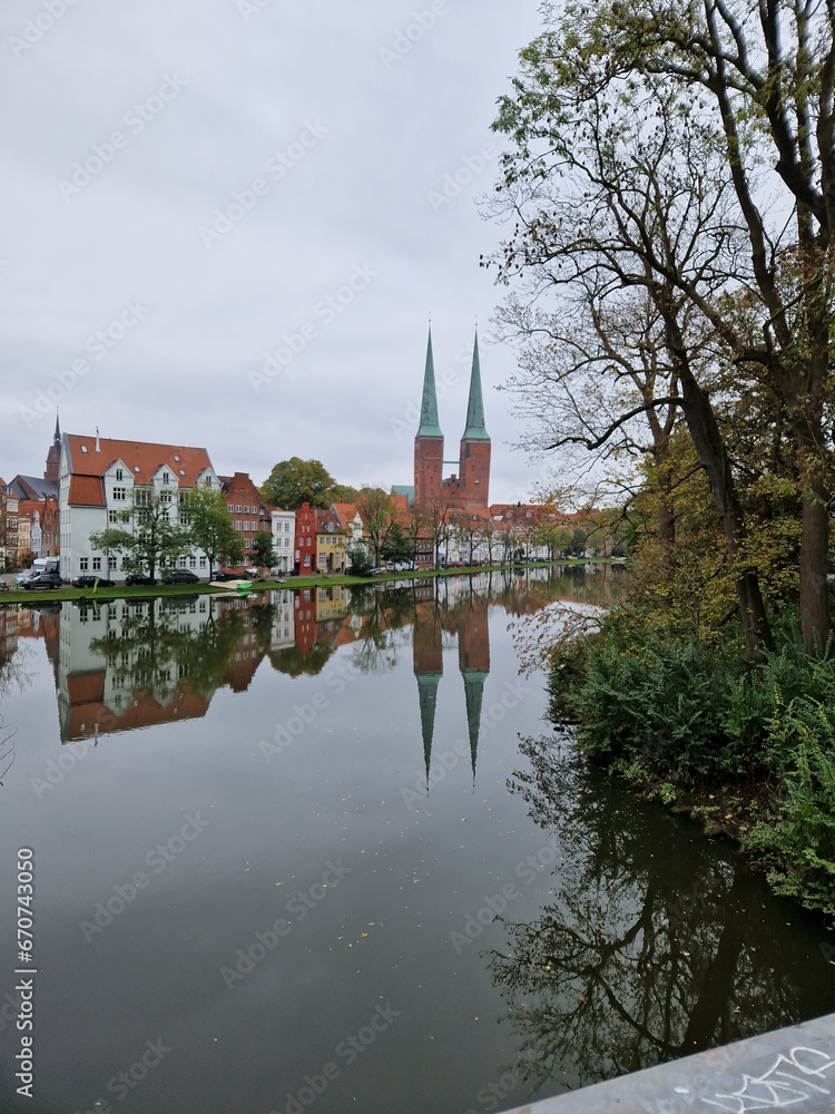 Marienkirche in Lübeck gespiegelt im Wasser der Trave