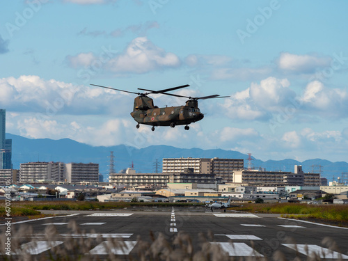 八尾空港上空を飛ぶCH47-チヌーク photo