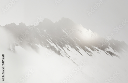 銀色の雪山のアート ホワイトアウト