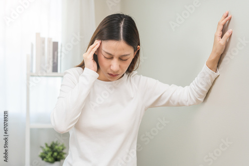 Cuadro en lienzo Dizzy asian young woman, girl headache or migraine pain