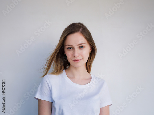 白いTシャツの女性のポートレート.generative AI