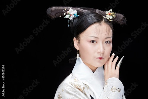 Fotografía A Asian woman dressed in Qing Dynasty Empress attire