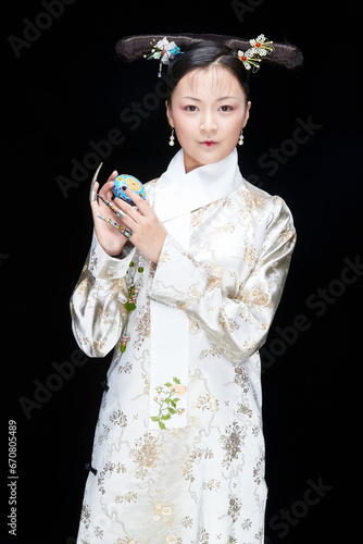 Fotografía A Asian woman dressed in Qing Dynasty Empress attire