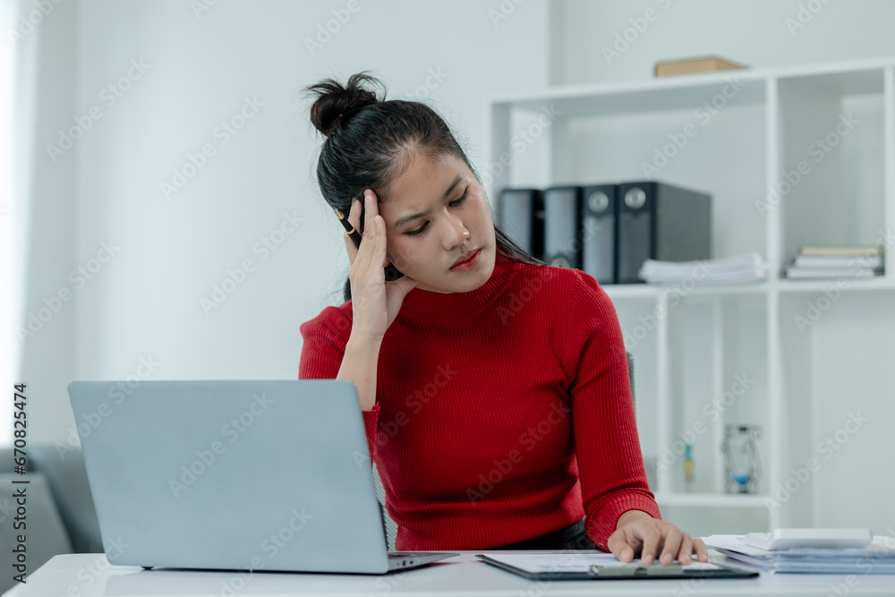 Sitting in the office with stress, Stress occurs while working in a startup company, Long hours of work due to having to find a lot of information to present, stress idea. Sitting in the office with stress, Stress occurs while working in a startup company, Long hours of work due to having to find a lot of information to present, stress idea.