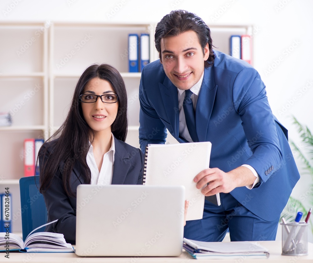 Obraz premium Two employees working in the office