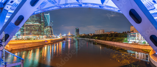 Canvas Print The scyscrapers of the Moscow City at night and the Dorogomilovsky bridge with illumination