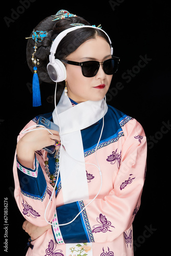 Fotografía A Asian woman dressed in Qing Dynasty Empress attire