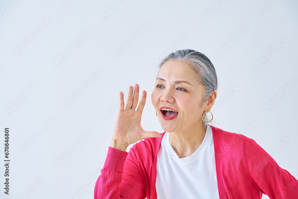 応援するシニアの女性 応援するシニアの女性