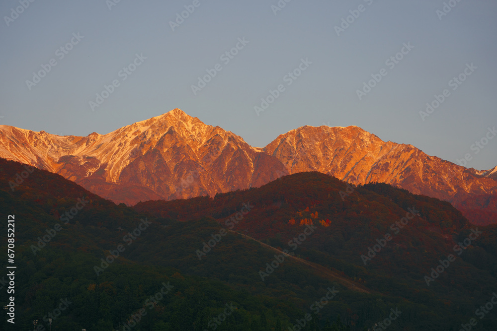 白馬連峰の白馬鑓ヶ岳と杓子岳のモルゲンロート