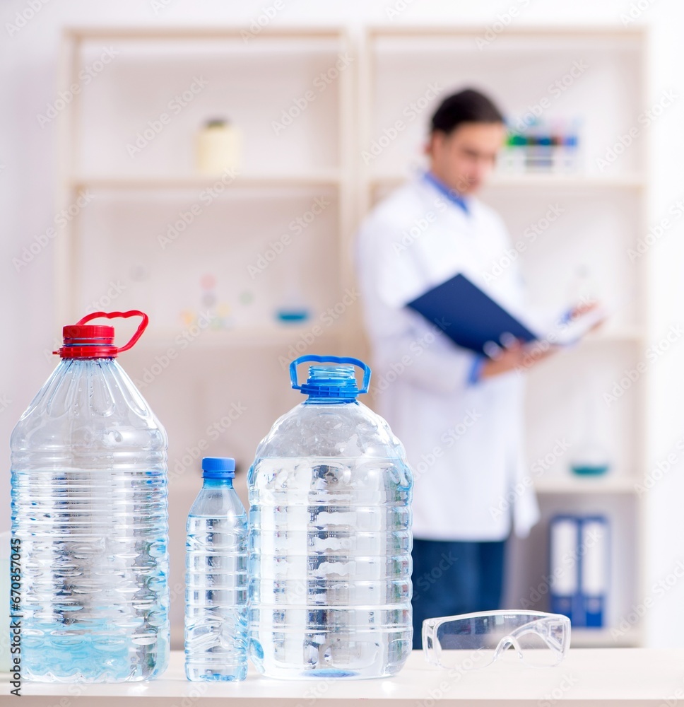 Fototapeta premium Young male chemist experimenting in lab