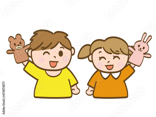 動物のパペットで遊ぶ男の子と女の子_小学生低学年_幼児