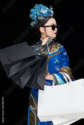 Fotografía A Asian woman dressed in Qing Dynasty Empress attire