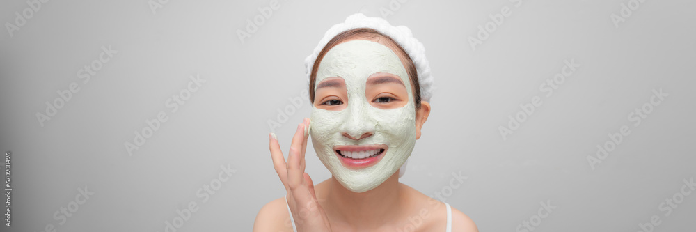 Fototapeta premium beauty women getting facial mask on web banner