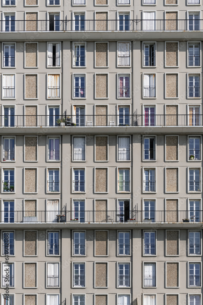 Focus on a reinforced concrete facade built by Auguste Perret after the Second World War