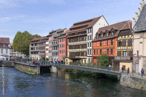 Maisons à colombages dans le quartier de la Petite France au bord de la rivière Ill à Strasbourg