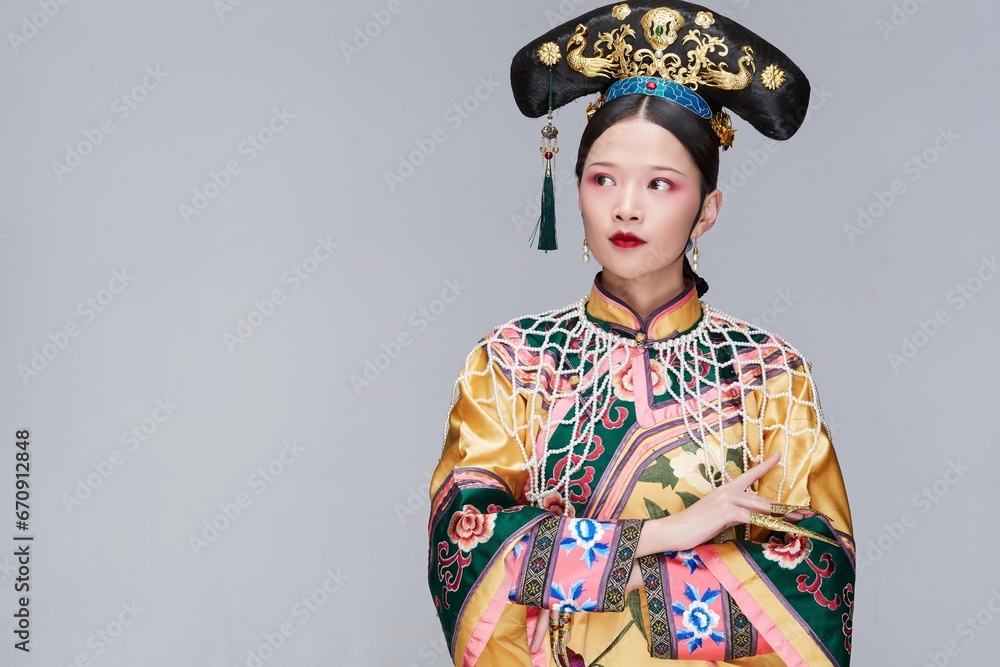 白色背景下的清代女性古装造型清朝古装 白色背景下的清代女性古装造型清朝古装