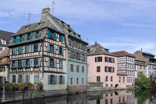 Maisons à colombages dans le quartier de la Petite France au bord de la rivière Ill à Strasbourg