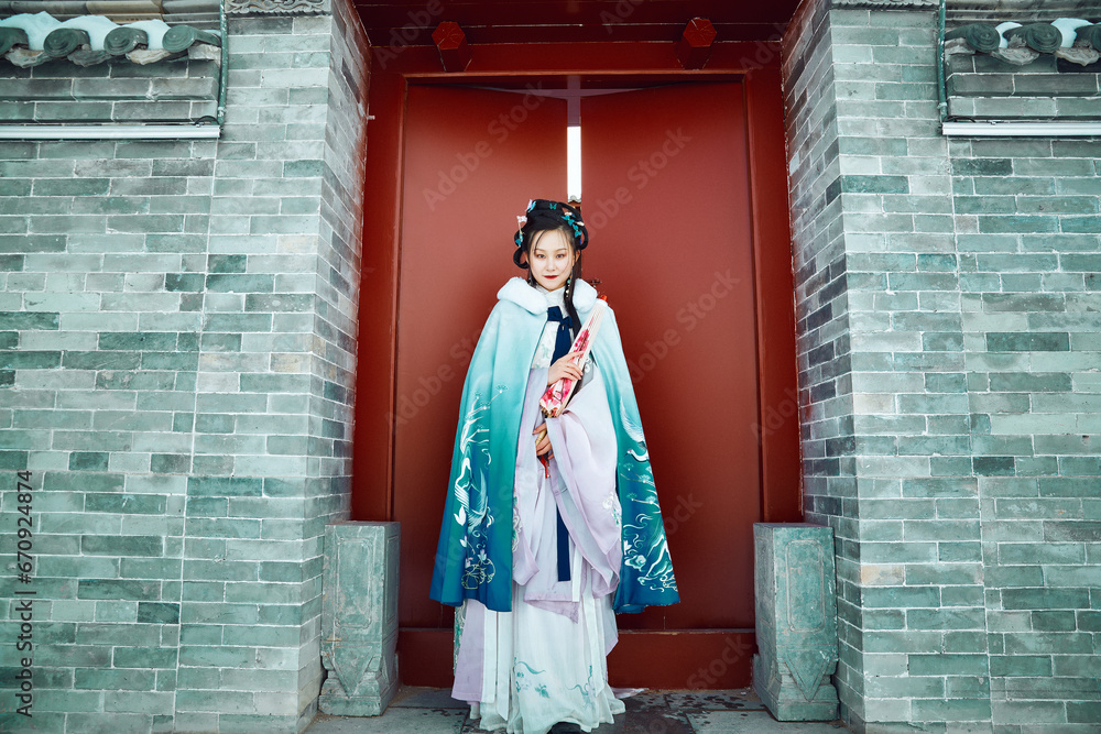 After a heavy snowfall, beautiful women in ancient costumes are seen in the scenic area After a heavy snowfall, beautiful women in ancient costumes are seen in the scenic area