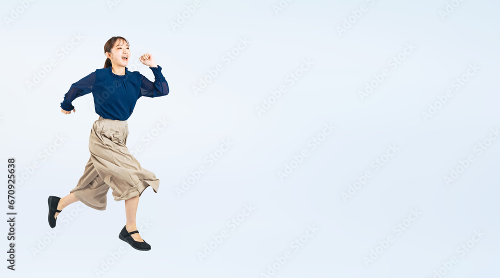 ジャンプするカジュアルウェアを着た女性（切り抜き背景透過PNGも販売しております。作成者リンクから「PNG」で検索してください）