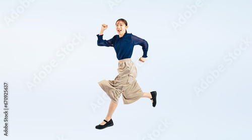 Wallpaper Mural ジャンプするカジュアルウェアを着た女性（切り抜き背景透過PNGも販売しております。作成者リンクから「PNG」で検索してください） Torontodigital.ca