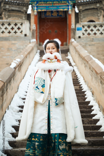 After a heavy snowfall, beautiful women in ancient costumes are seen in the scenic area © 亮亮 徐