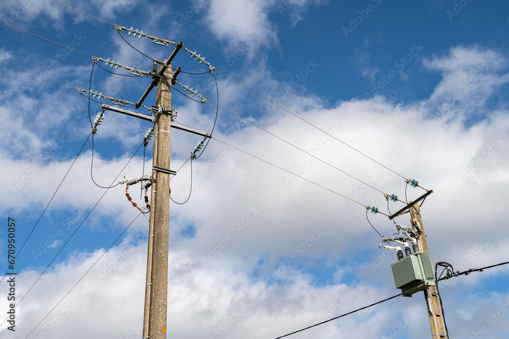 Pylônes électriques Edf en béton de ligne moyenne tension avec