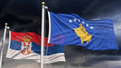 Kosovo-Flagge und Serbien-Flagge vor Wolkenhimmel