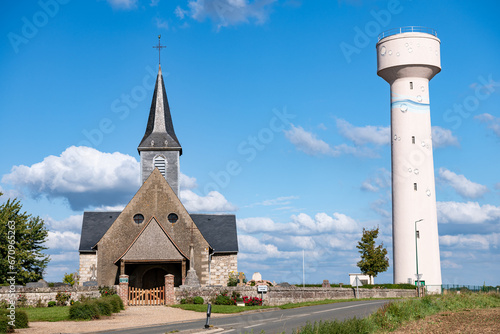 Eglise et cimetière  dans un village à proximité d'un chateau d'eau photo
