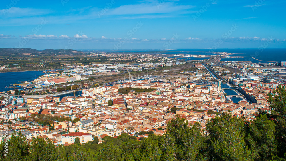 Vue aérienne du vieux Sète entre l'étang de Thau et le canal du Midi, Hérault, France