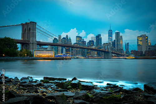 Skyline de Nueva York desde el Dumbo hasta el puerto de columnas  © Xavier López