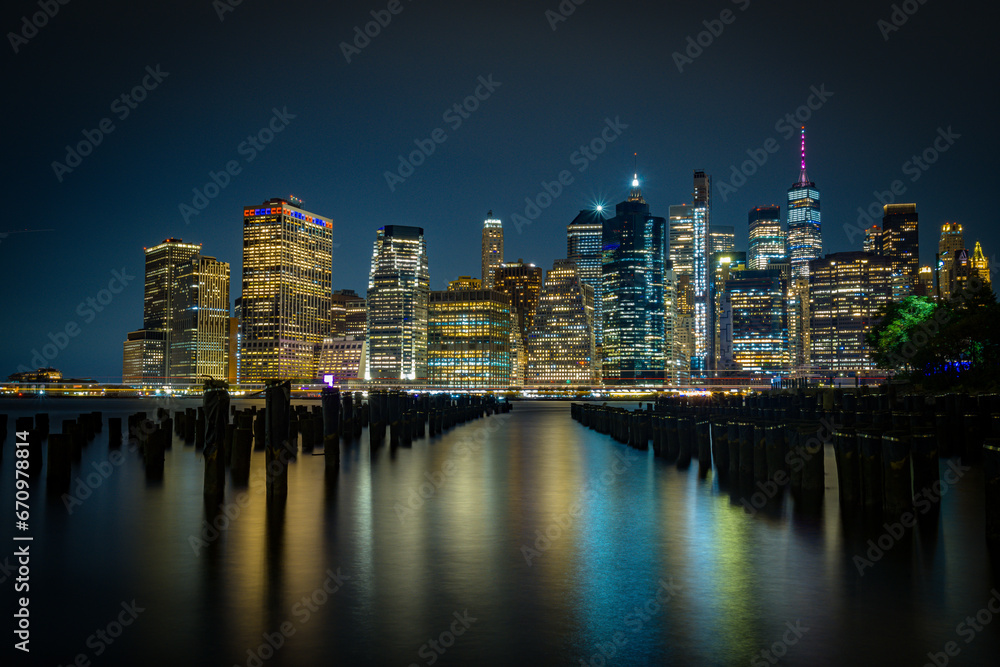 Fototapeta premium Skyline de Nueva York desde el Dumbo hasta el puerto de columnas 