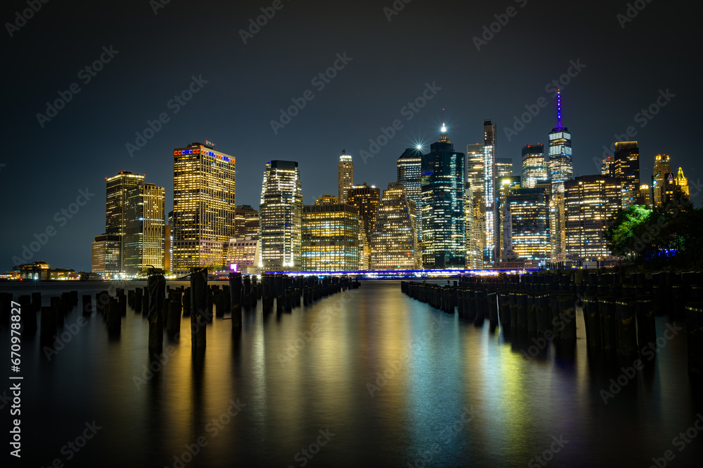 Skyline de Nueva York desde el Dumbo hasta el puerto de columnas
