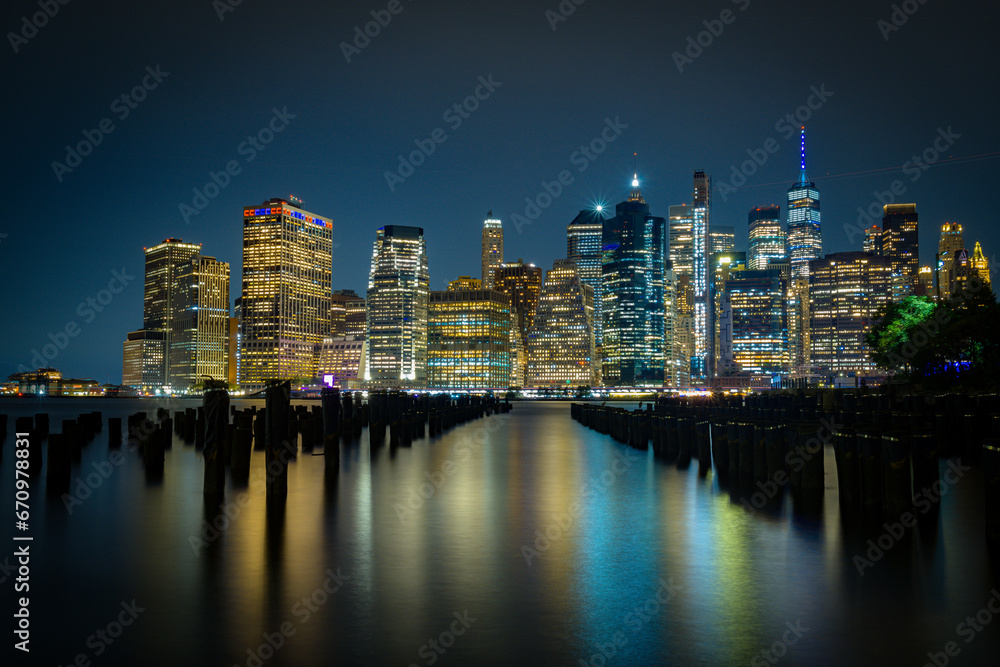 Skyline de Nueva York desde el Dumbo hasta el puerto de columnas
Skyline de Nueva York desde el Dumbo hasta el puerto de columnas