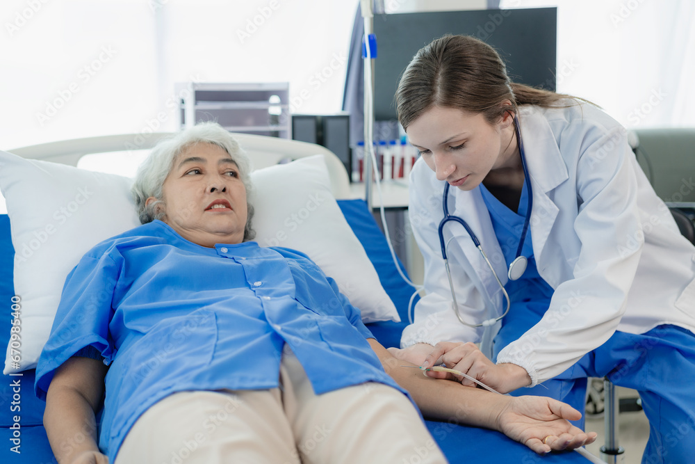 Obraz premium Female doctor with clipboard talking with elderly female patient at hospital Senior woman or doctor with digital tablet Consult or plan treatment to treat medical professionals with female patients.