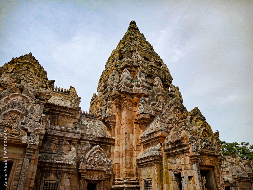 Naklejka premium The photo captures the ethereal beauty of Prasat Khao Phanom Rung against the backdrop of the Thai landscape, evoking a sense of wonder at the architectural and cultural legacy of the past.
