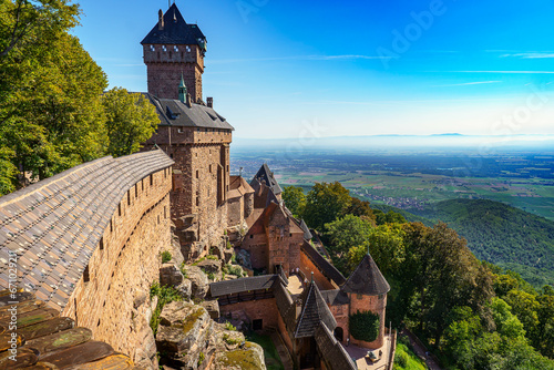 Blick auf die im Frühnebel liegenden Vogesen und den Schwarzwald, im Vordergrund die Hohkönigsburg